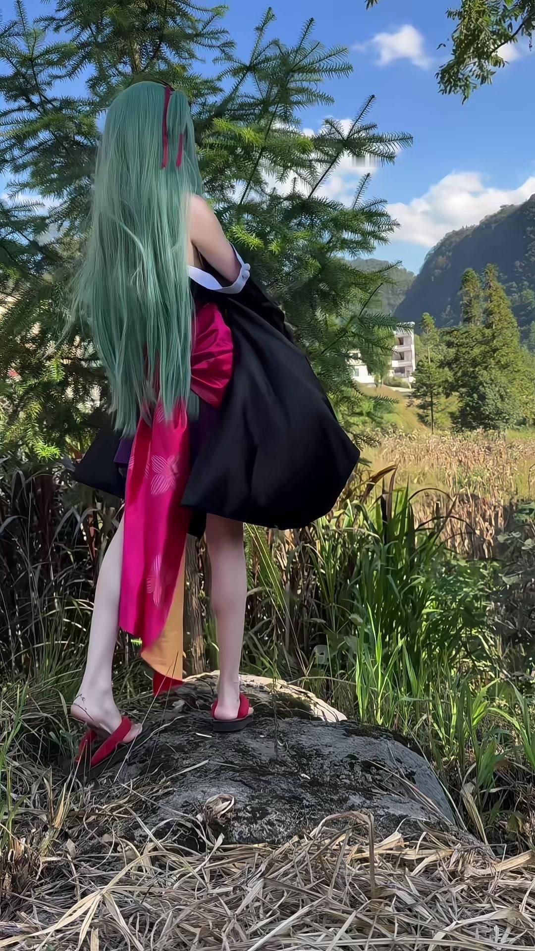 🌿在老家后山的竹林里，穿幼刀丛雨的cos服拍了一组照片，竹林、雨水、古风装扮，