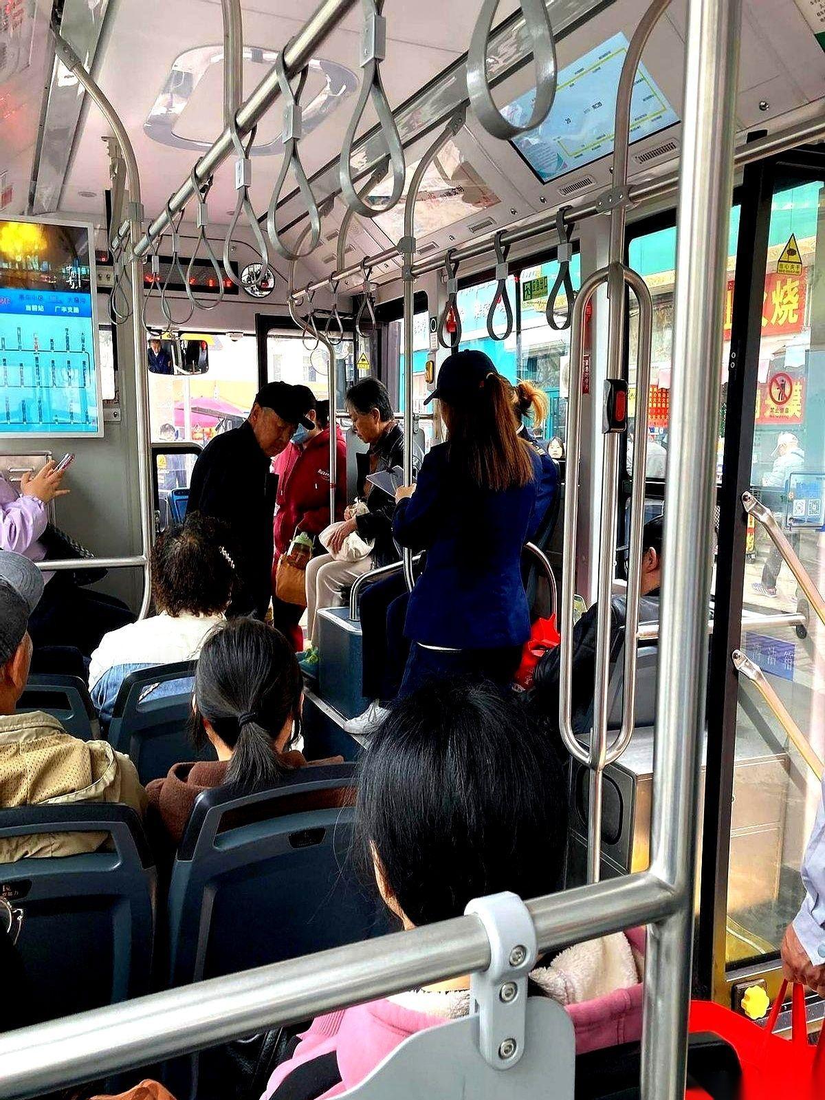 公交车刚停稳，后门还没开，两名穿着制服的督查员一个箭步跨上来，手里的机器直接顶到