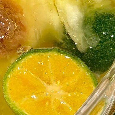 菠萝沁柠话梅水丨自制分享食材：一颗菠萝🍍、5颗青柠、5颗话梅冰块🧊、雪碧做法