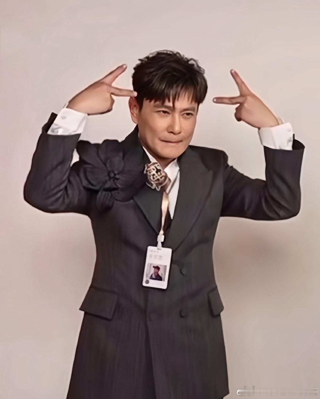 张信哲在有歌被PUA了哲哥实惨！刚上《有歌》直播就被安排得明明白白，表情包说来就