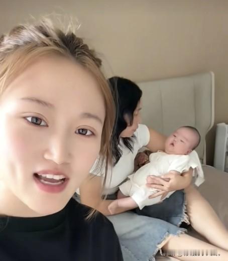 小故事！
    小曼 从新疆回来，终于看到了自己的女儿，被养 得白白胖胖，非常