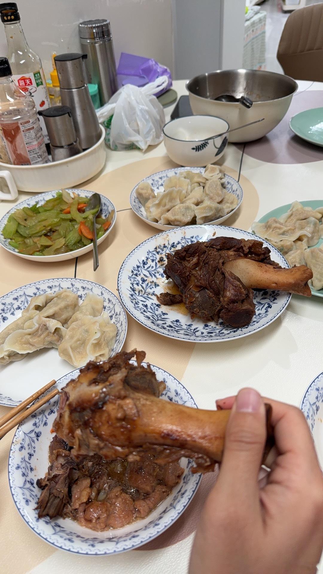 朋友们冬至快乐！🥟🥟🥟冬至