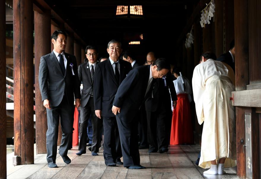 为什么日本政客宁愿背负骂名也要参拜靖国神社?

每年春秋大祭、8月15日战败日，