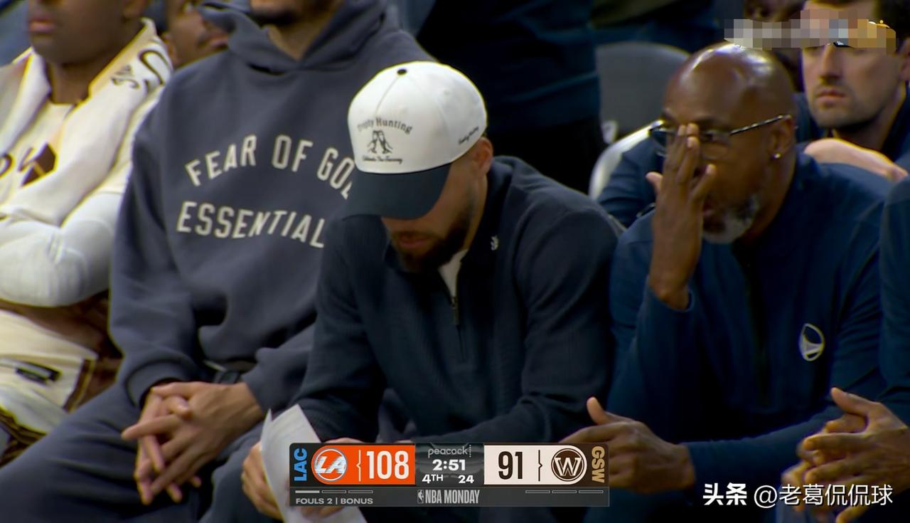 在今天勇士主场迎战快船的比赛中，发生了特别耐人寻味的一幕。当时比赛进行到了第四节