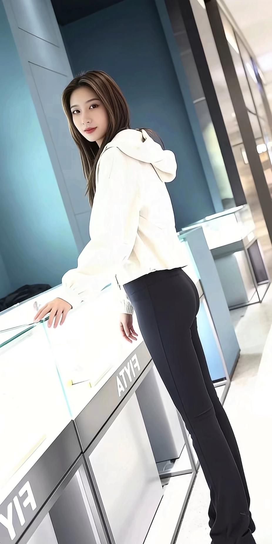 白色卫衣搭配黑色紧身裤，简约又时尚！