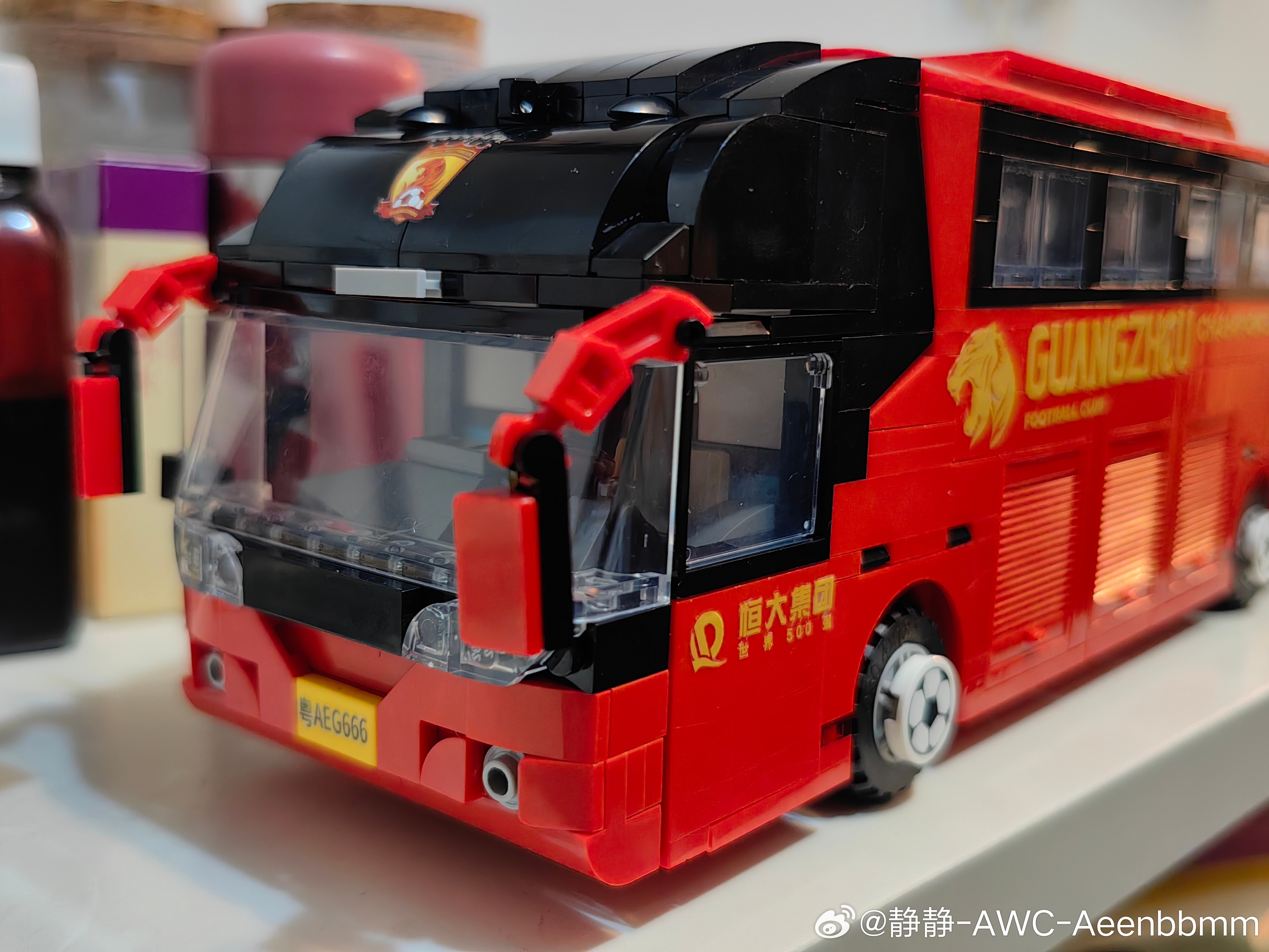 不知从什么时候起，这世道好像变了味。足球这个曾让我无比热爱的纯粹世界，开始被太多