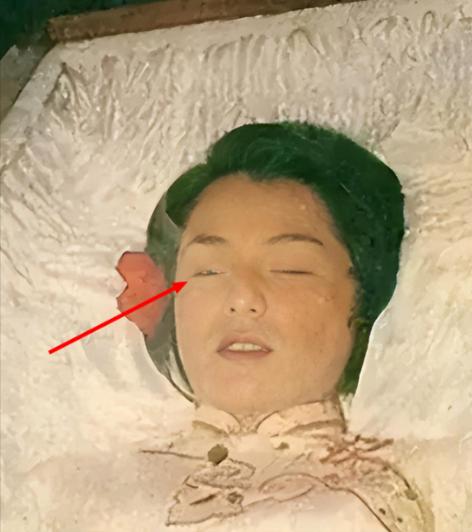 1985年，翁美玲服下安眠药后，又打开了煤气自杀，她去世时，脸上没有任何痛苦的痕