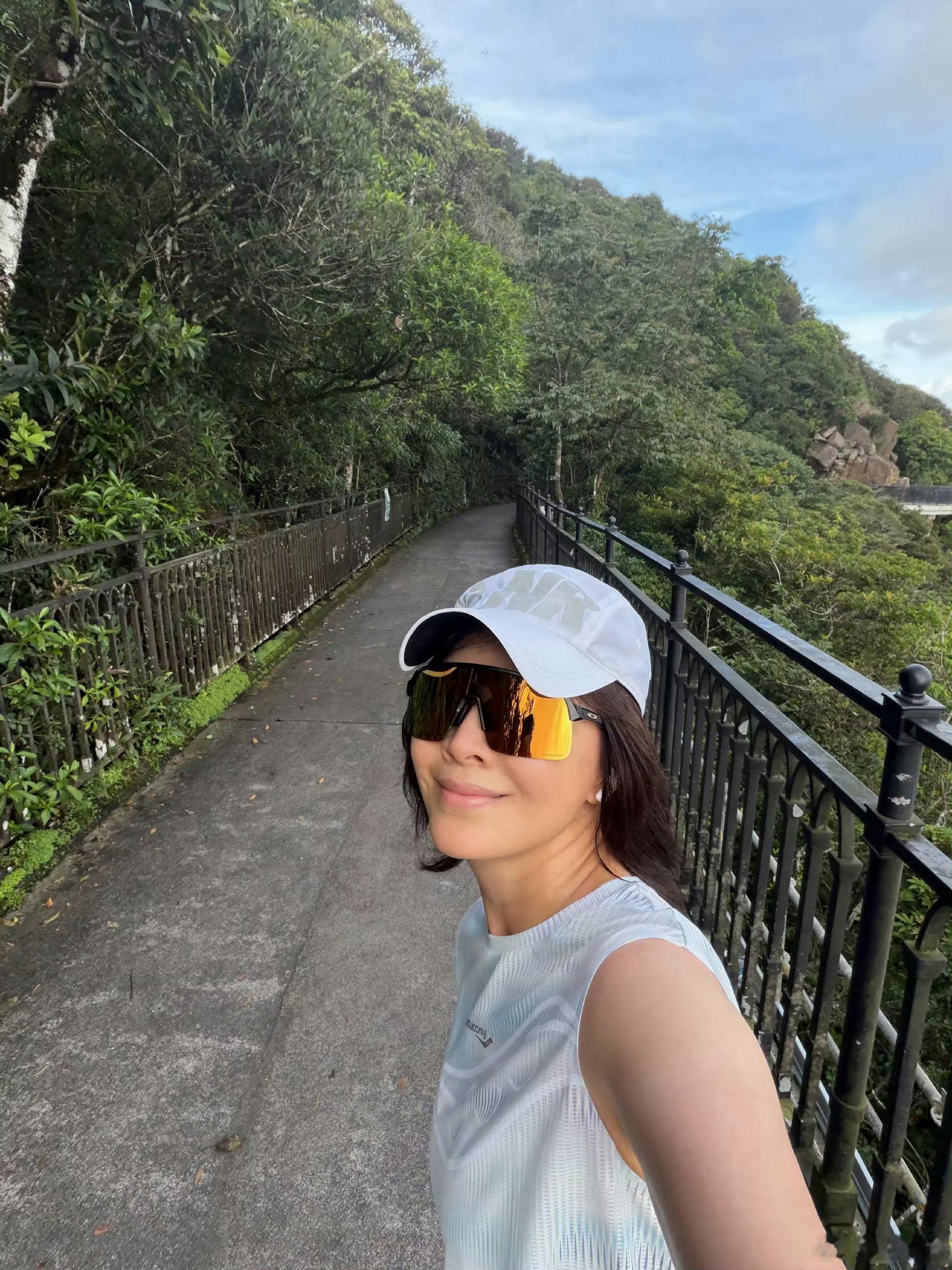 61岁刘嘉玲状态采访中她多次表态，不追求完美无瑕的“无皱纹假面”，认为演员的面部