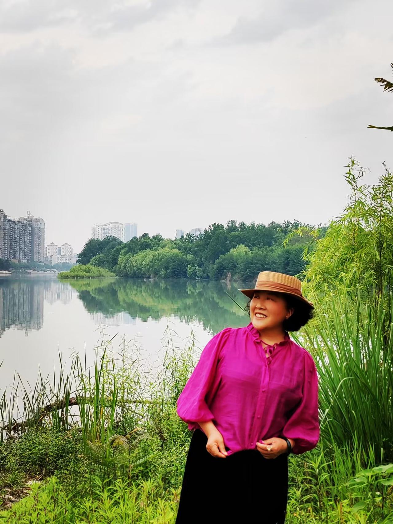 老家终于下雨啦，这雨就像久别重逢的老友，来得太及时。夏日的天气本就像小孩脾气，说