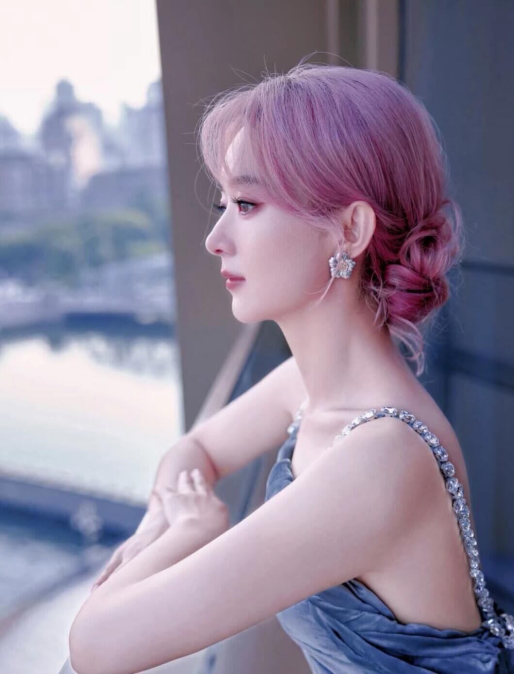 梦幻粉发少女，倚窗远眺，优雅动人