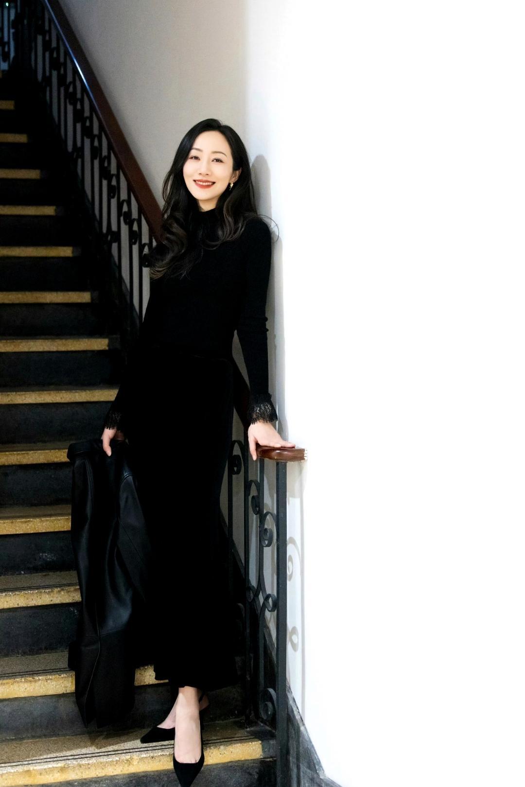 韩雪全黑造型氛围感拉满，优雅知性太绝了✨

一身黑色针织衫搭配丝绒长裙，袖口的蕾