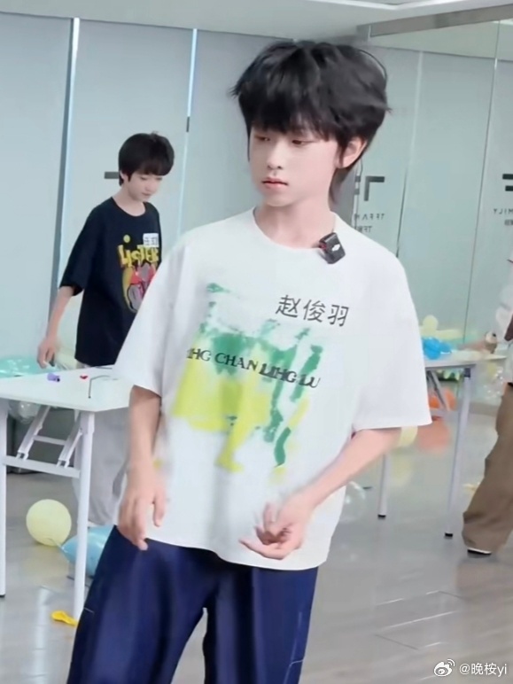 赵俊羽🧡赵俊羽 五代第一唱跳ace “鲜花盛开在四季而 你是我的七日限定” ?