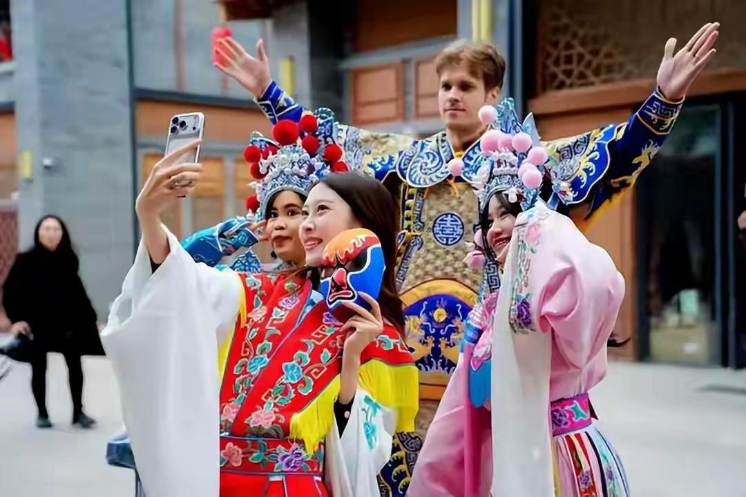 今年五一，我差点以为自己出了国。

小区楼下的煎饼摊，一个金发小哥用标准儿化音喊