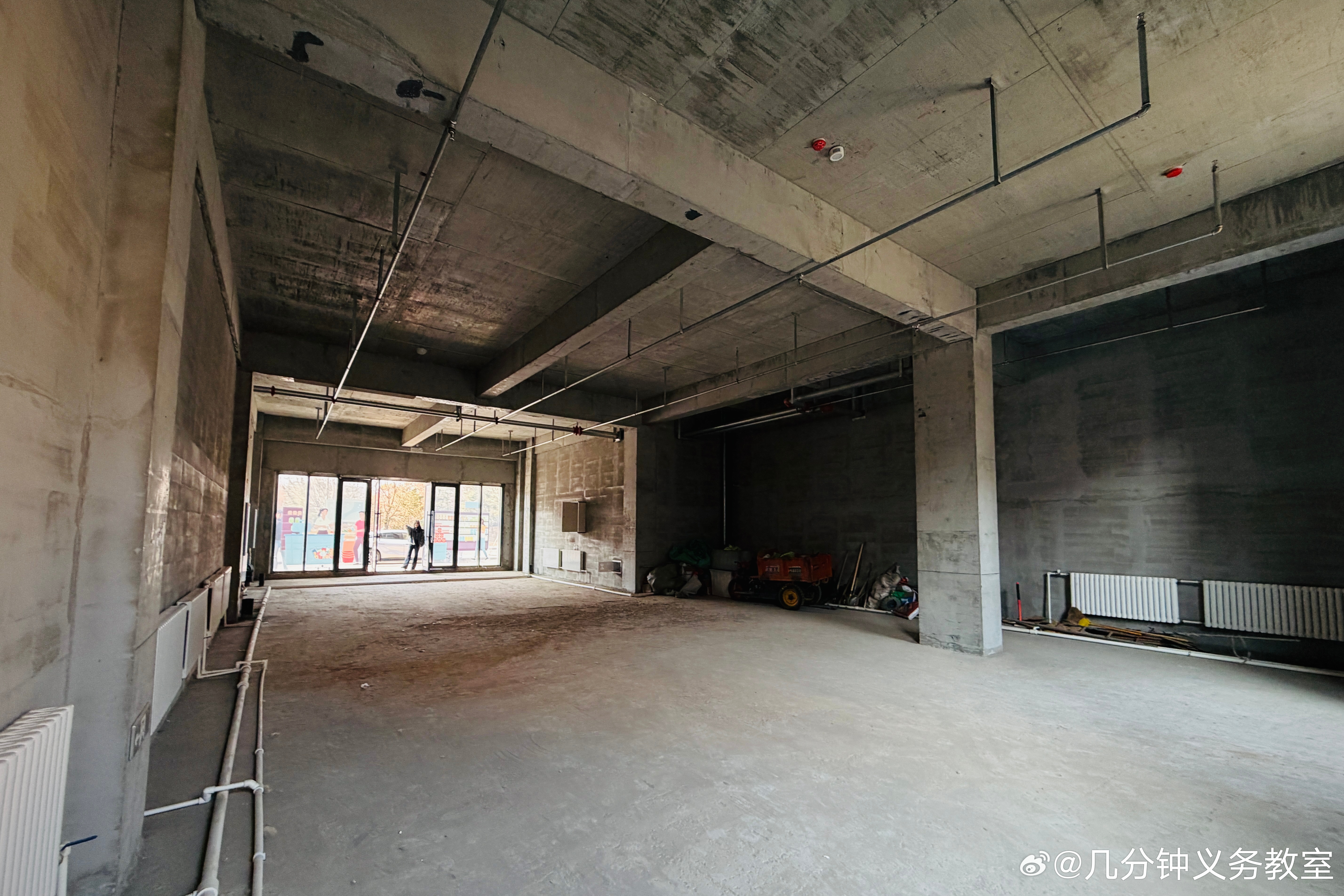 天暖和了，新工作室的装修要开工了，已经开始给新工位计划绿植了 