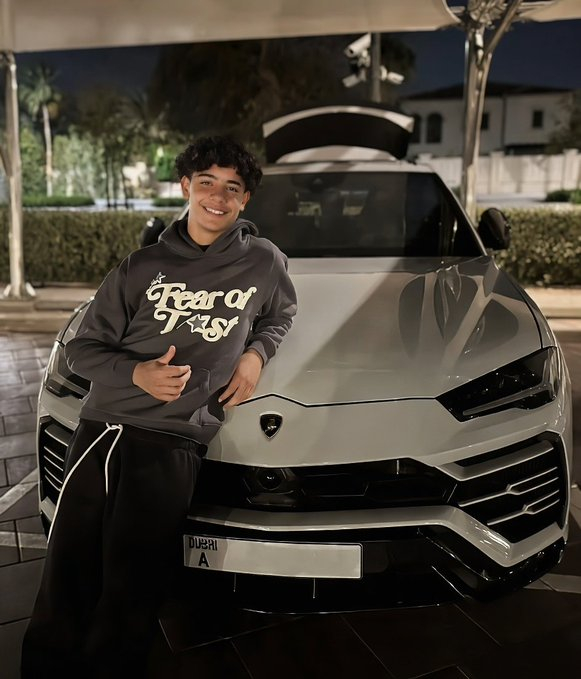 迷你罗在年仅 15 岁时就炫耀了他的第一辆车——价值超过 24 万美元的兰博基尼