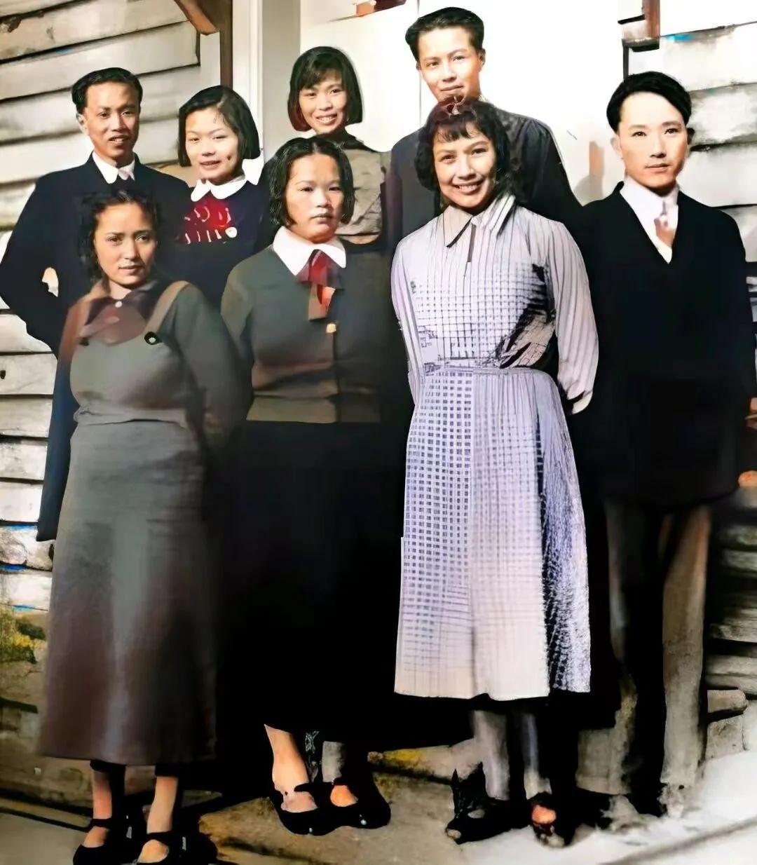 1939年，贺子珍，孙维世等人在莫斯科的合影！
 
#老照片#