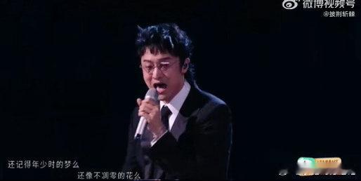 王传君唱功、王传君披哥口碑披哥舞台见证蜕变，王传君唱功一点点打磨进步，不敷衍不划