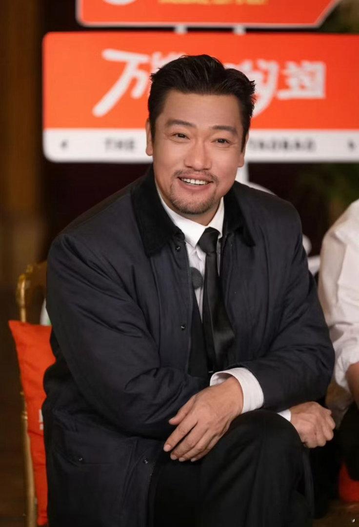 胡先煦名字标在贾冰脸旁边不知道的还以为胡先煦是贾冰现在就出发海报美工这次闹出可爱