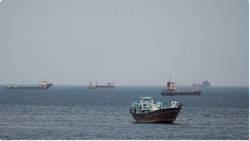 伊朗在霍尔木兹海峡开火并扣押两艘商船

美国 –  04 月 22 日，伊朗炮艇