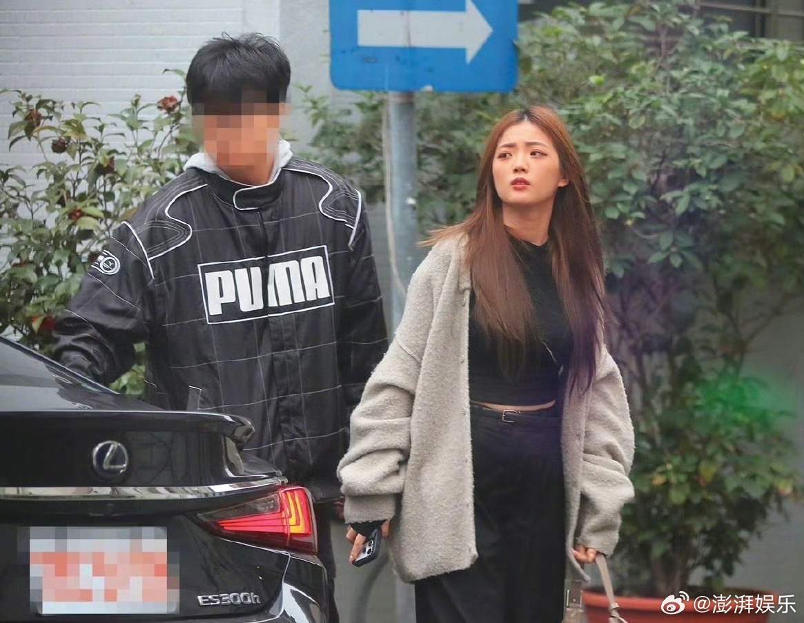 台媒曝曾敬骅恋情女方被扒出97年的网红，还带妈妈去看过曾敬骅的电影，连妈妈都关注
