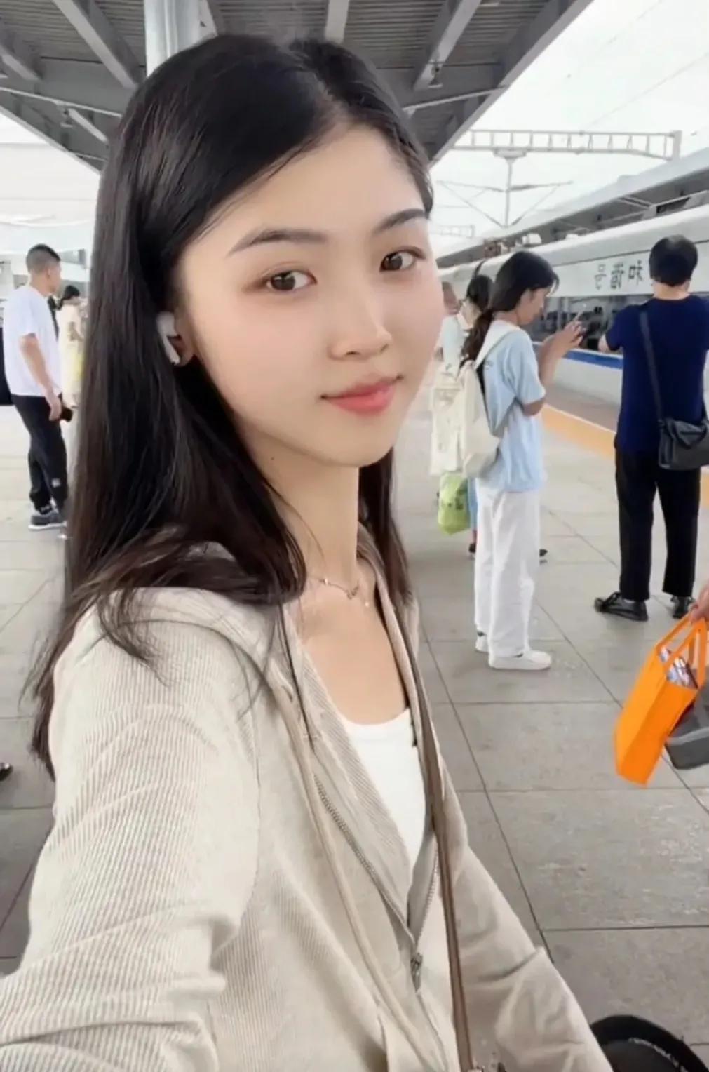 愿意与我共度一生的男士，我的期待其实很简单。彩礼只需三万，五金我也并不强求。根据