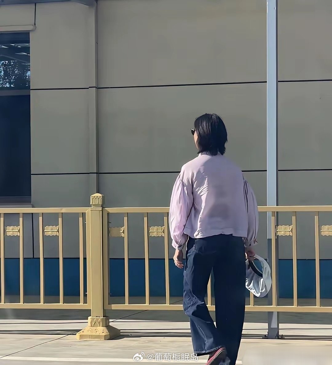 倪妮现身北京驾校，穿着防晒衣练科目二，后背都被汗打湿了，没有包场十分低调 ​ ​