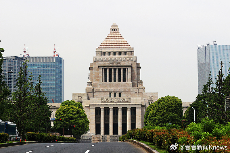 【#日本众议院选举结果公布# 】#日本执政联盟获过半数议席# 根据最新计票结果，