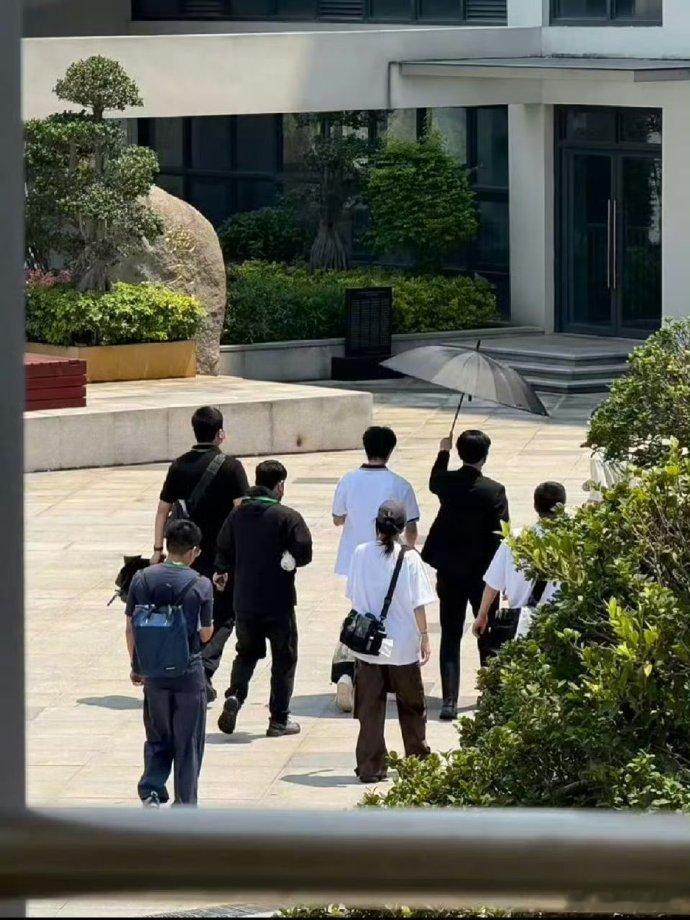 宋威龙凌霄重回高中母校 同样的校园同样的少年感，宋威龙再现凌霄，温柔不减当年！宋