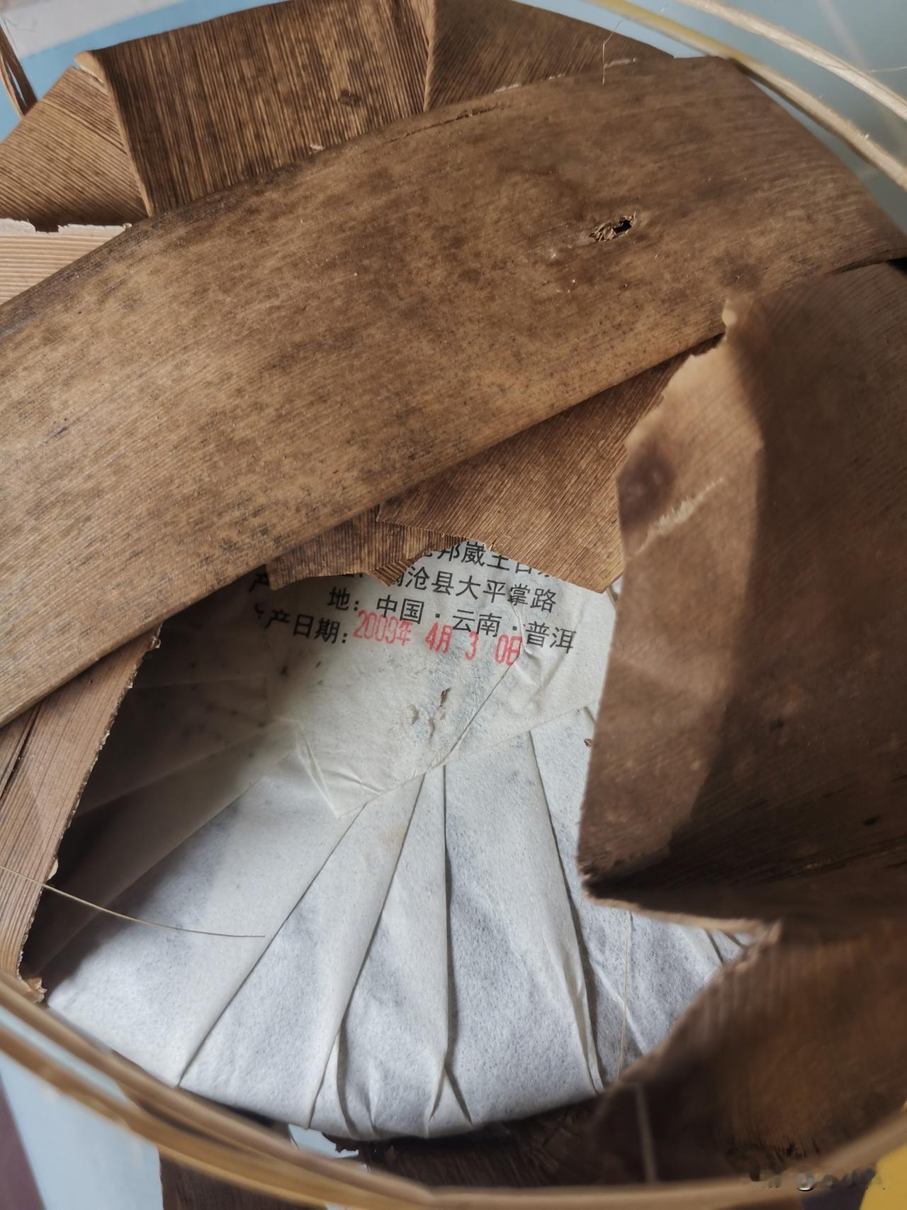工友小高，每天晚上必和老婆视频聊天，唧唧我我聊的尽是些鸡毛蒜皮的事儿。小高是云南