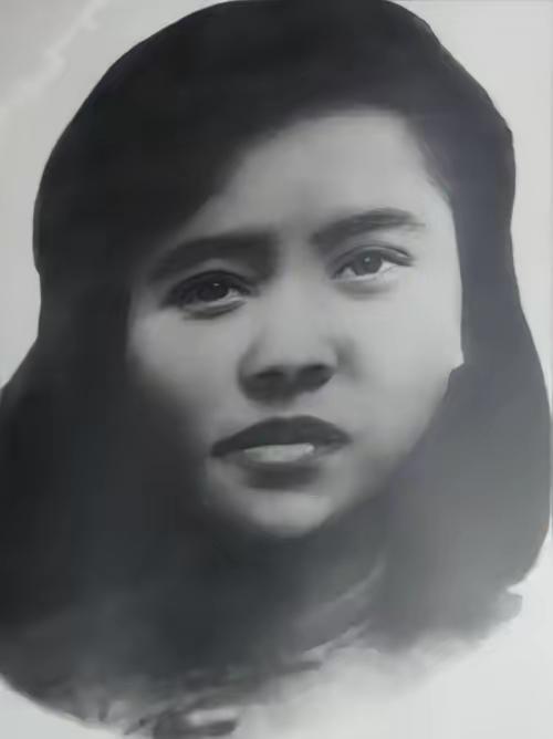 1949 年，女教师朱世君被军统特务抓捕，押往渣滓洞的路上，押送人员李朝成一眼认