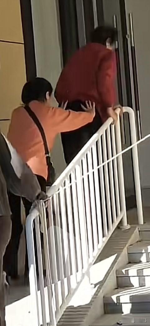轮滑大爷穿轮滑鞋上陡坡，不赞成这种做法，一是容易摔倒，二是让妻子担惊受怕。

最