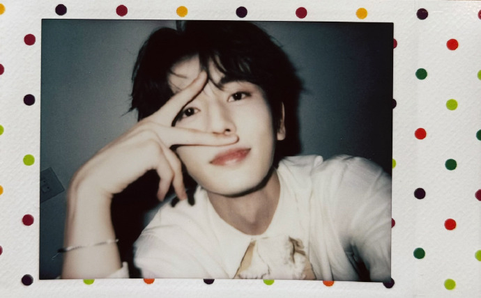 张凌赫平安夜拍立得 张凌赫平安夜拍立得来了，好帅！ 