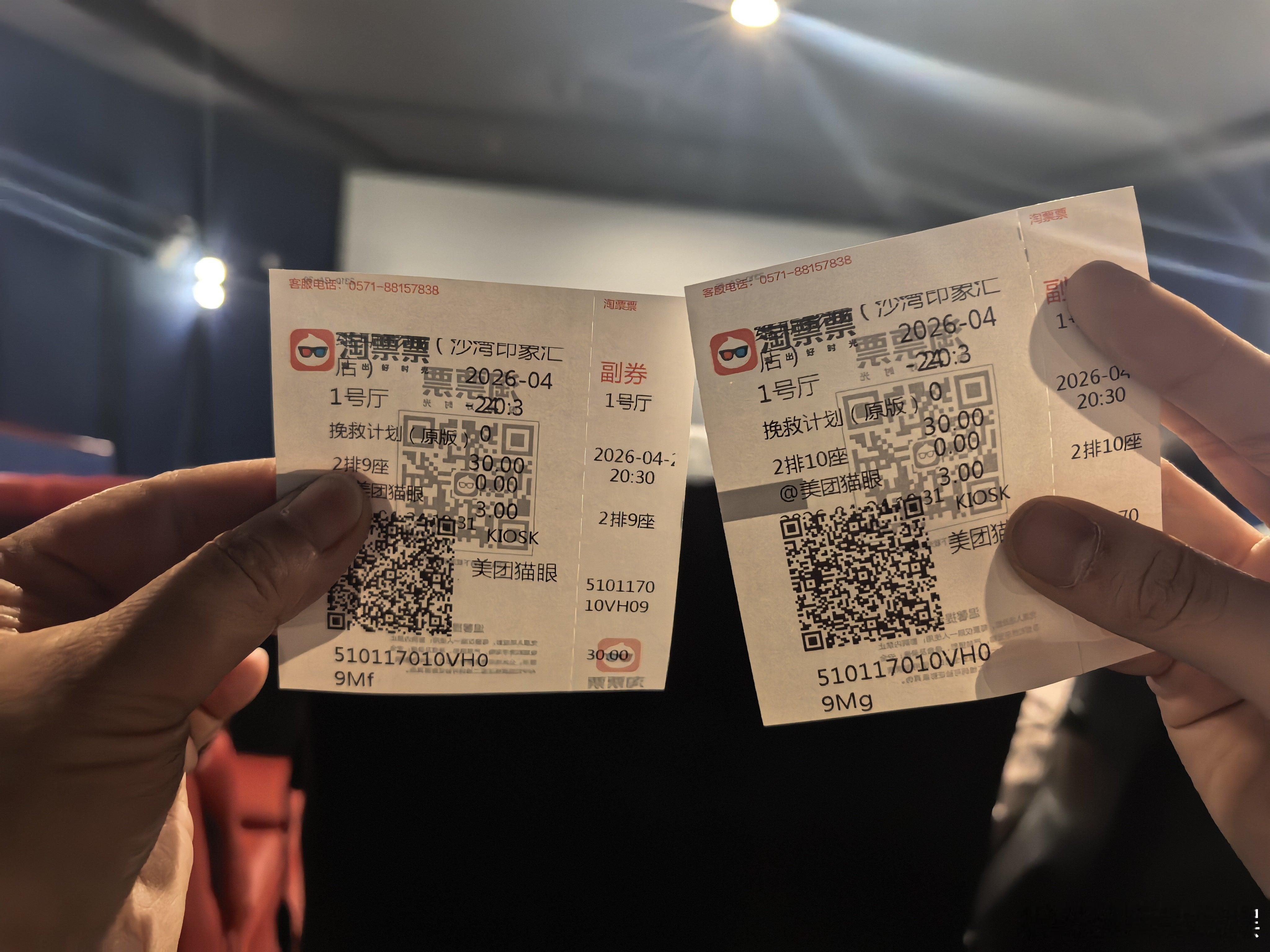 逗比小孩 半期考试终于虐完。要求晚上去双年展……结果，我忘记预约了。那就去图书馆