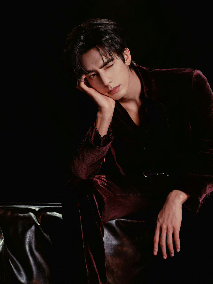 宋威龙碎镜出图宋威龙红与黑 宋威龙红与黑 