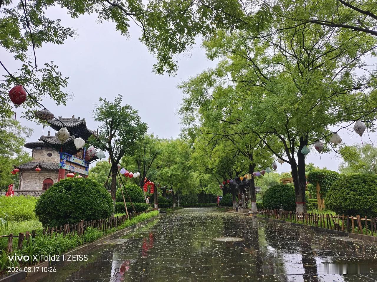 假期出游，人满为患。但是，好多年轻人还是义无反顾加入熙熙攘攘的旅游大军，没办法，