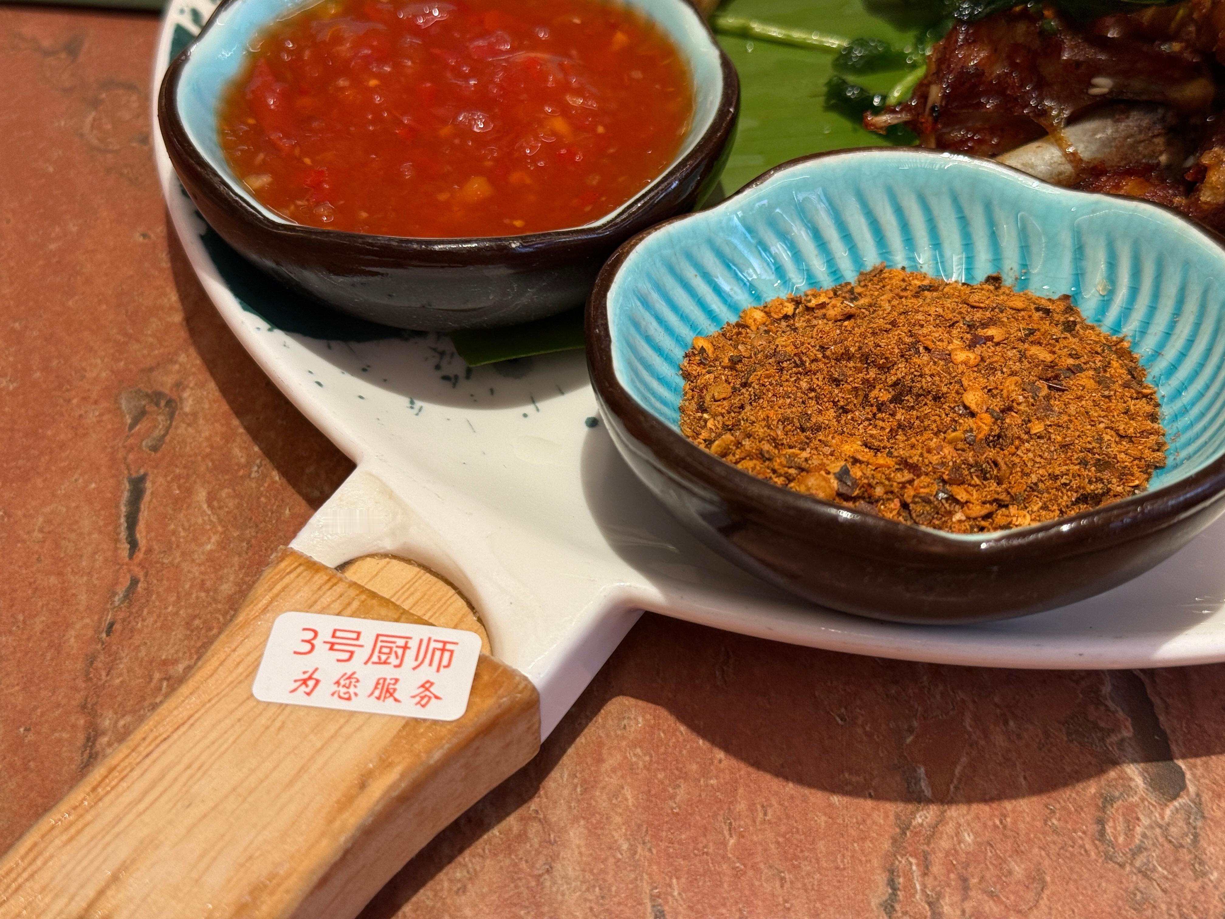 火烧云也好卷啊，菜都要贴上厨师编号👨🏻🍳感觉跟挨母鸡的花冻鸡签名一样哈哈哈