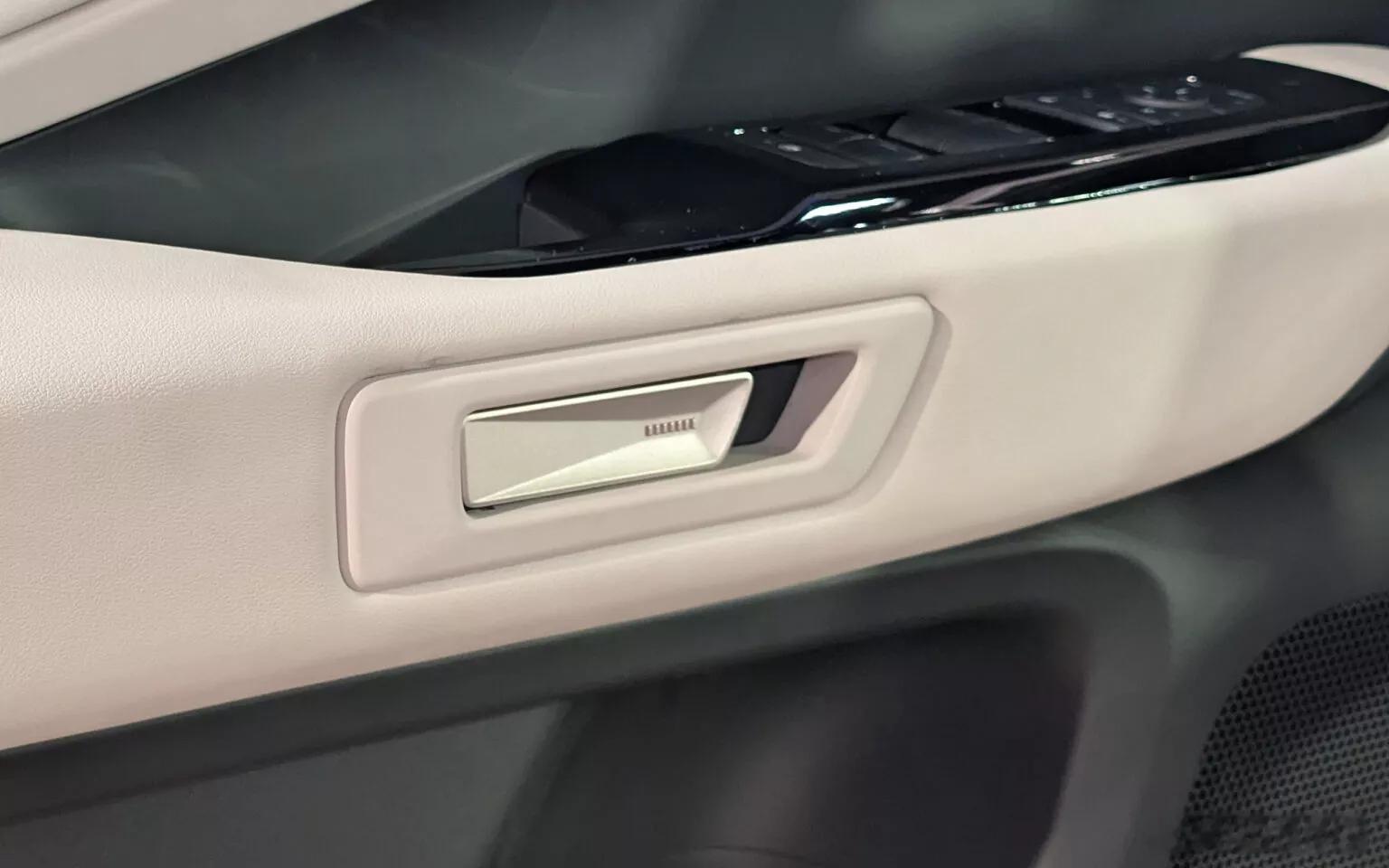 作为纯电车，主攻北美的新汉兰达也用了电子门把手——外面是凹内有微开关，直接拉开门