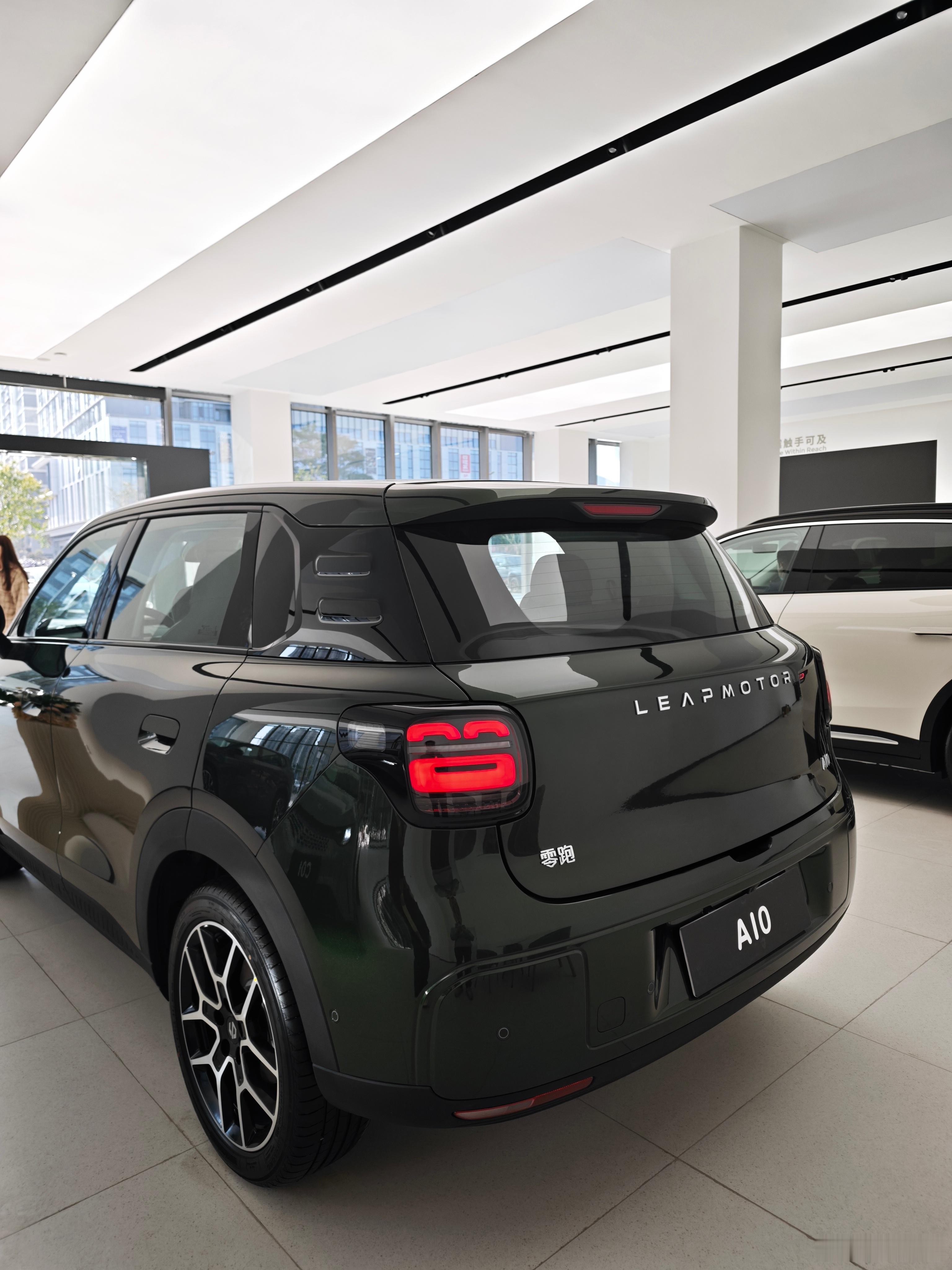 静态看了看零跑A10，展车是400km续航的最低配版本。以下所说的一切都是基于这