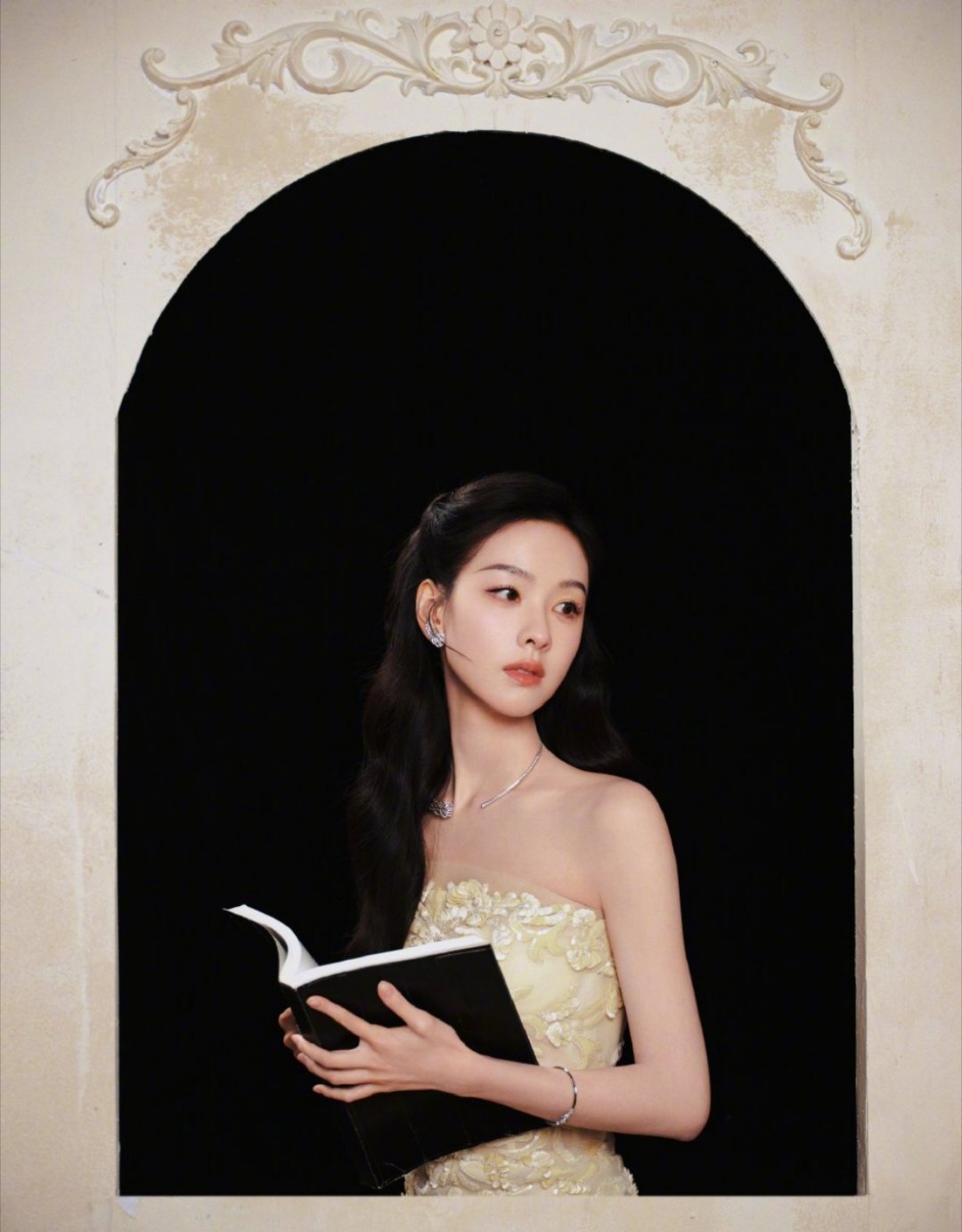 陈都灵你怎么穿着朱迪的裙子就来了！陈都灵穿黄裙灵动又好看