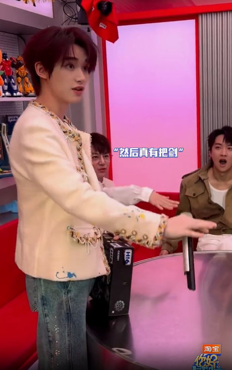 何炅夸丁程鑫是时团里唱跳俱佳形象最好你好星期六 丁程鑫想入手御剑玩具成“全村亮点