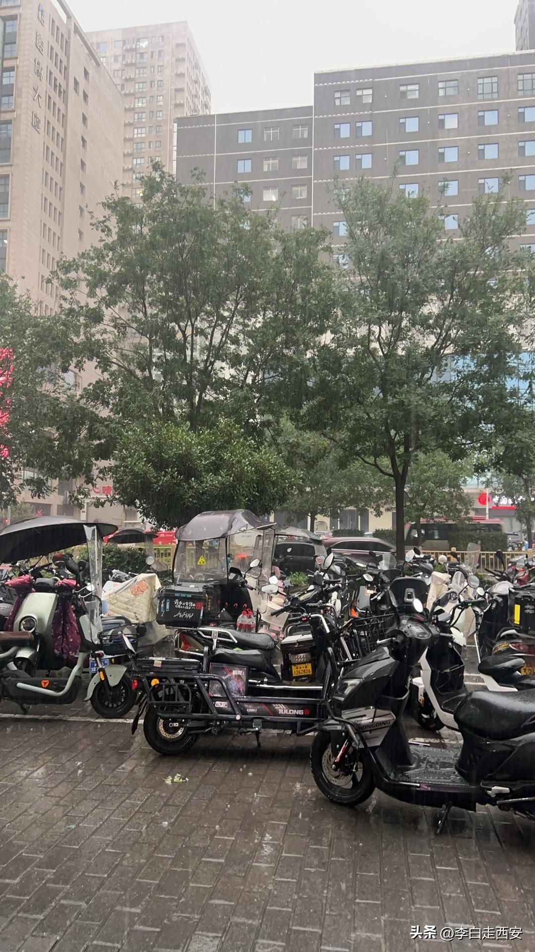 下午17.50分雁塔北路突降大雨

大雨过后，气温顿时凉爽了不少。
