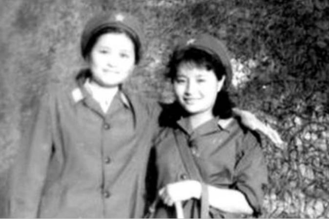 1984年，老山女兵谢楠因私自开枪为牺牲的战友送行，遭到开除，20年后，谢楠归来