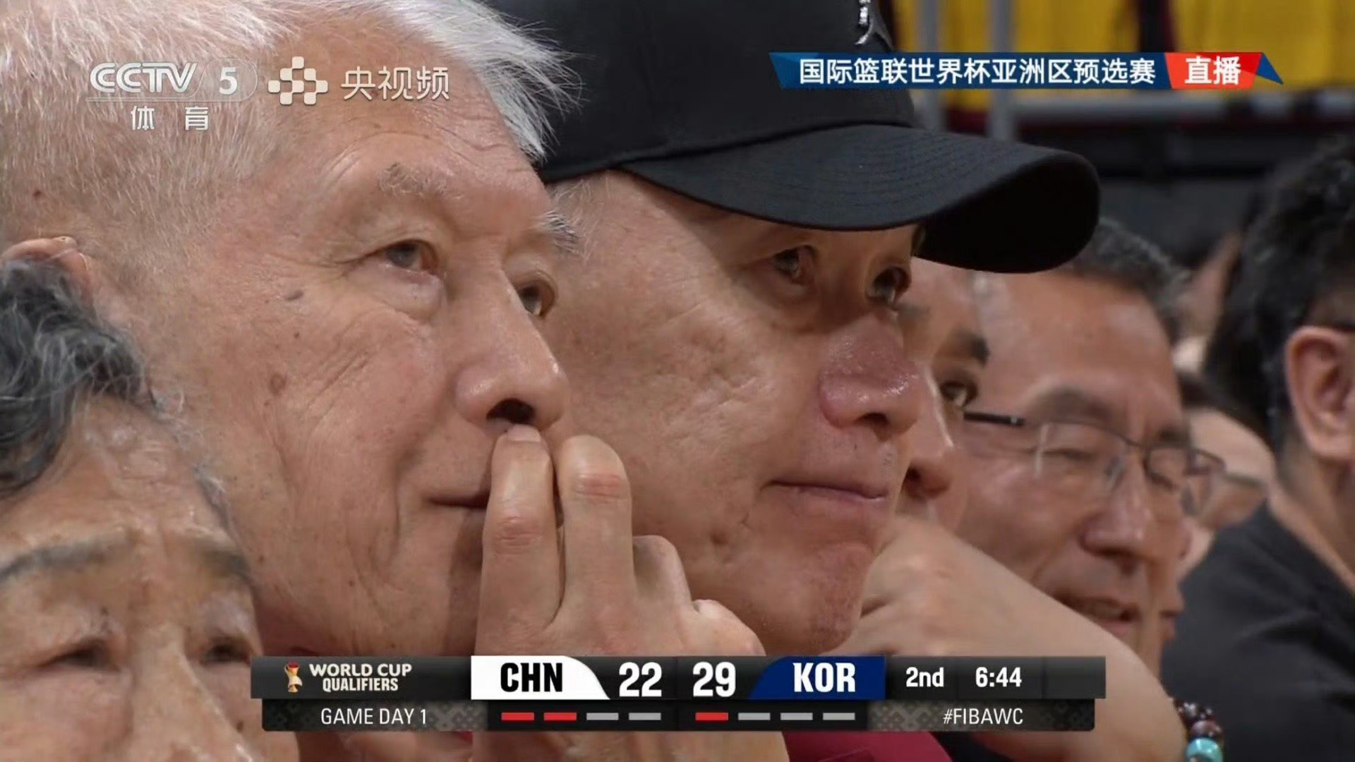 蒋兴权指导在现场观战中国男篮与韩国男篮的世预赛。老爷子还在为中国男篮做着贡献！男