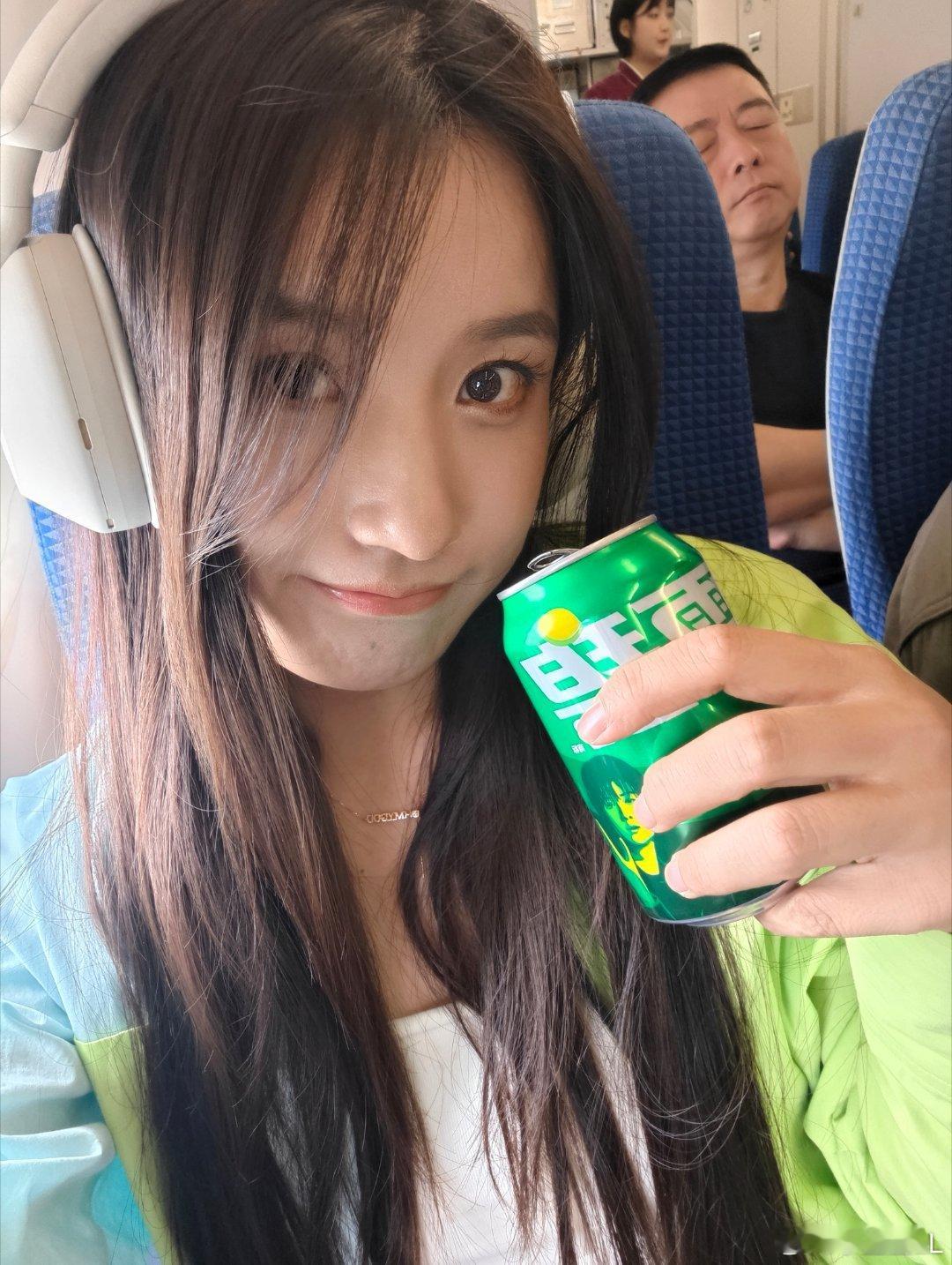 蹭完南航休息室，还偷偷揣了瓶雪碧上飞机了。算不算违规操作？