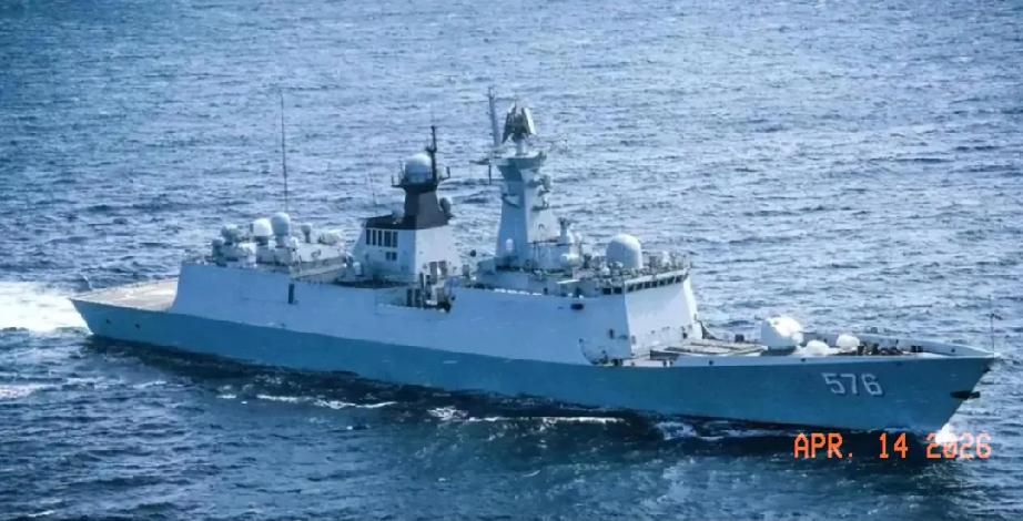 谁敢拦？4 艘中资油轮无视美军禁令启航，054A 早已布下防线。

美国再度祭出