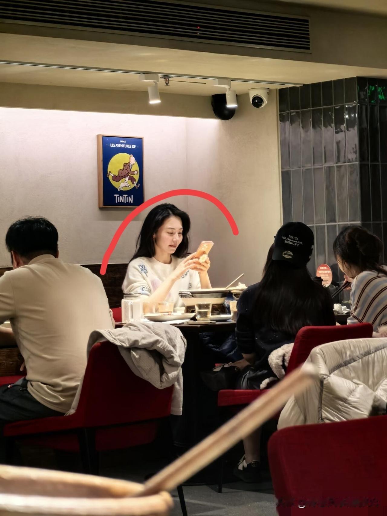 这位美女好美啊 ，气质和颜值比好多女明星都要高，她和两位好友一起在小餐馆里聚餐，