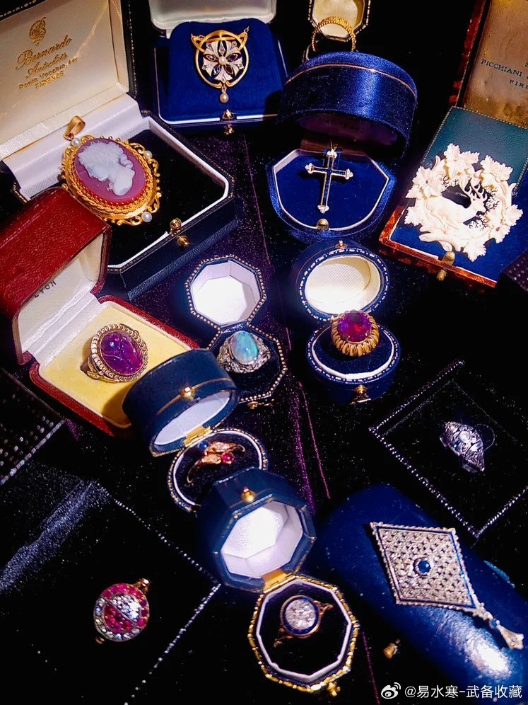 珠宝潮玩古董珠宝 gh_66c53d495417 正在直播：中古云逛摊，看看店主