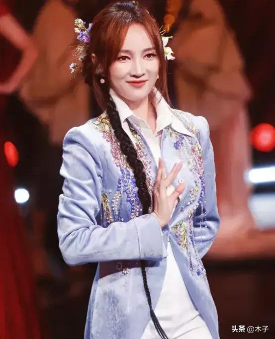 真的尴尬到脚趾抠地！孟佳拿着品牌方的正式邀请函去看秀，结果被门口保安当场拦在门外