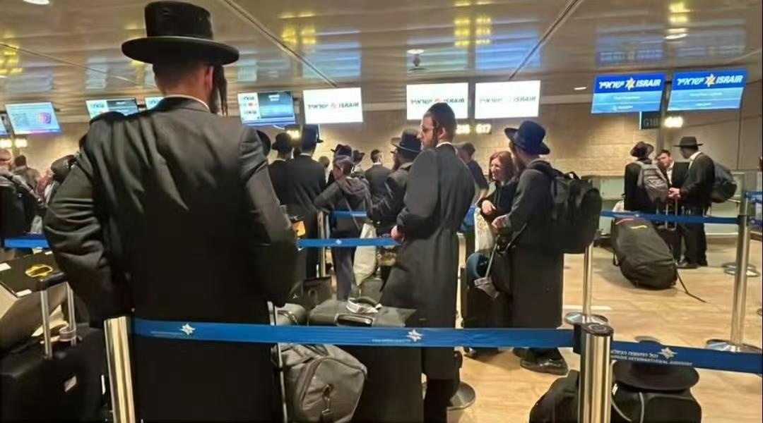 成千上万的以色列人逃离特拉维夫，前往塞浦路斯和欧洲。以色列人自己说，这些人拥有外