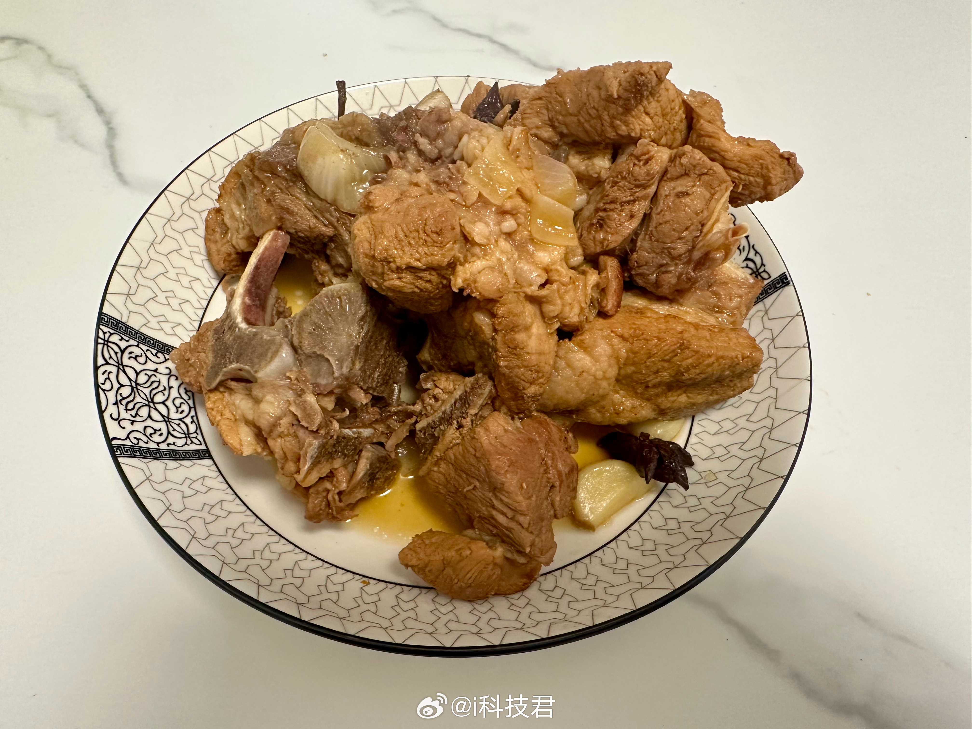 周末自己煮了点排骨，从买到做完，花了将近2小时，但是去饭店吃饭，这种菜半小时就上